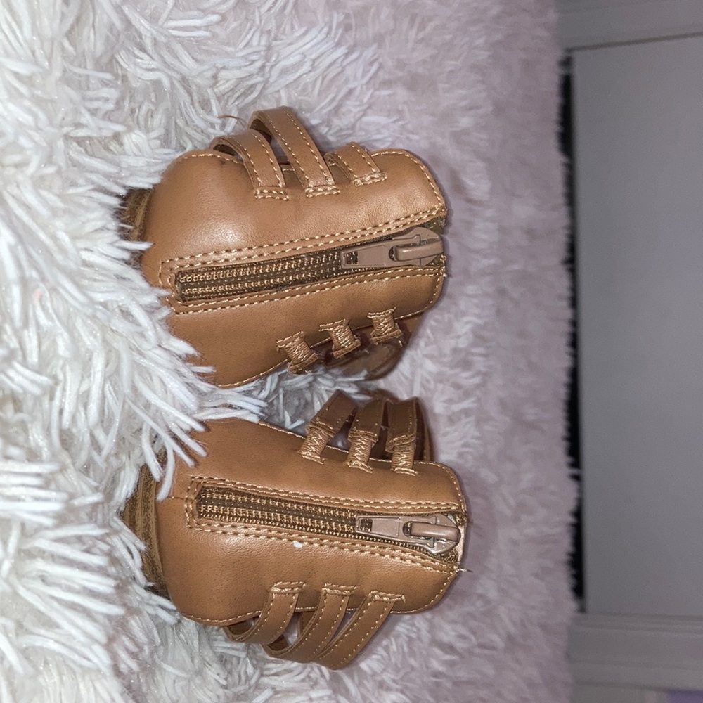 Hello these are Cartos brown Sandler in a size 8! They are so adorable not used!